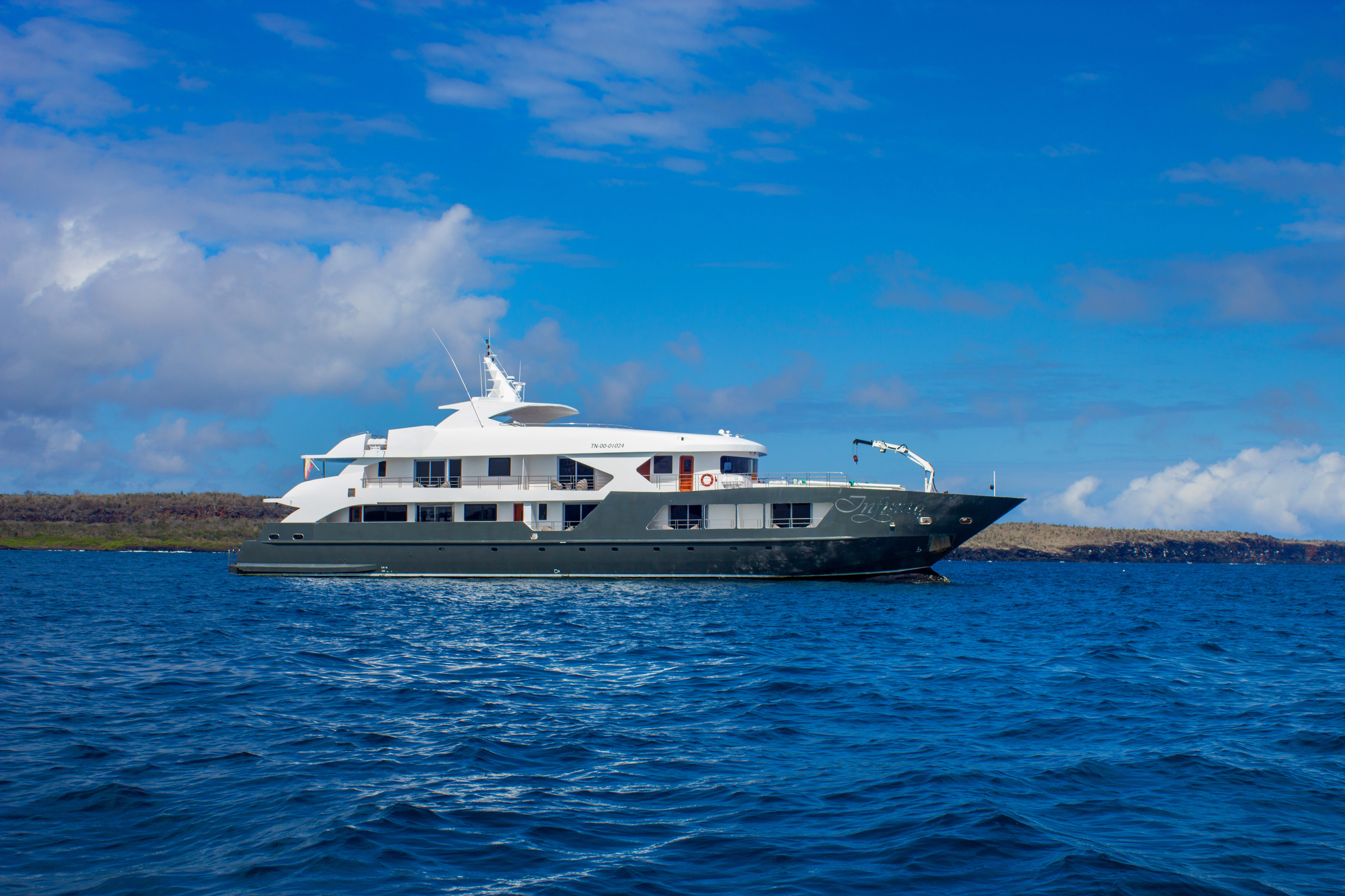 M/Y Infinity